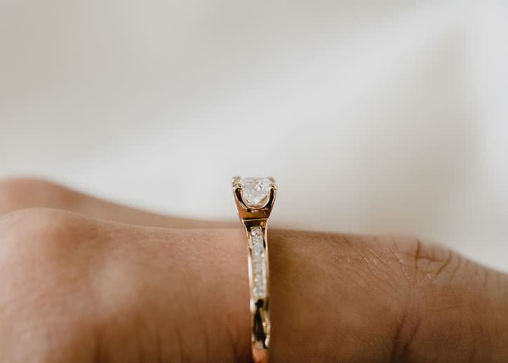 Side stone ring in 18K white gold with a 0.5-carat center diamond from VANBRUUN